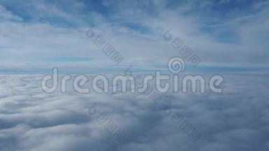 从飞机窗口到蓝天中的云海的景观
